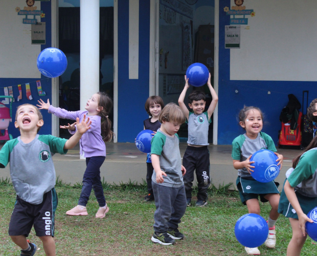 Semana da Criana 2025 leva alegria e diverso para alunos do Colgio Anglo